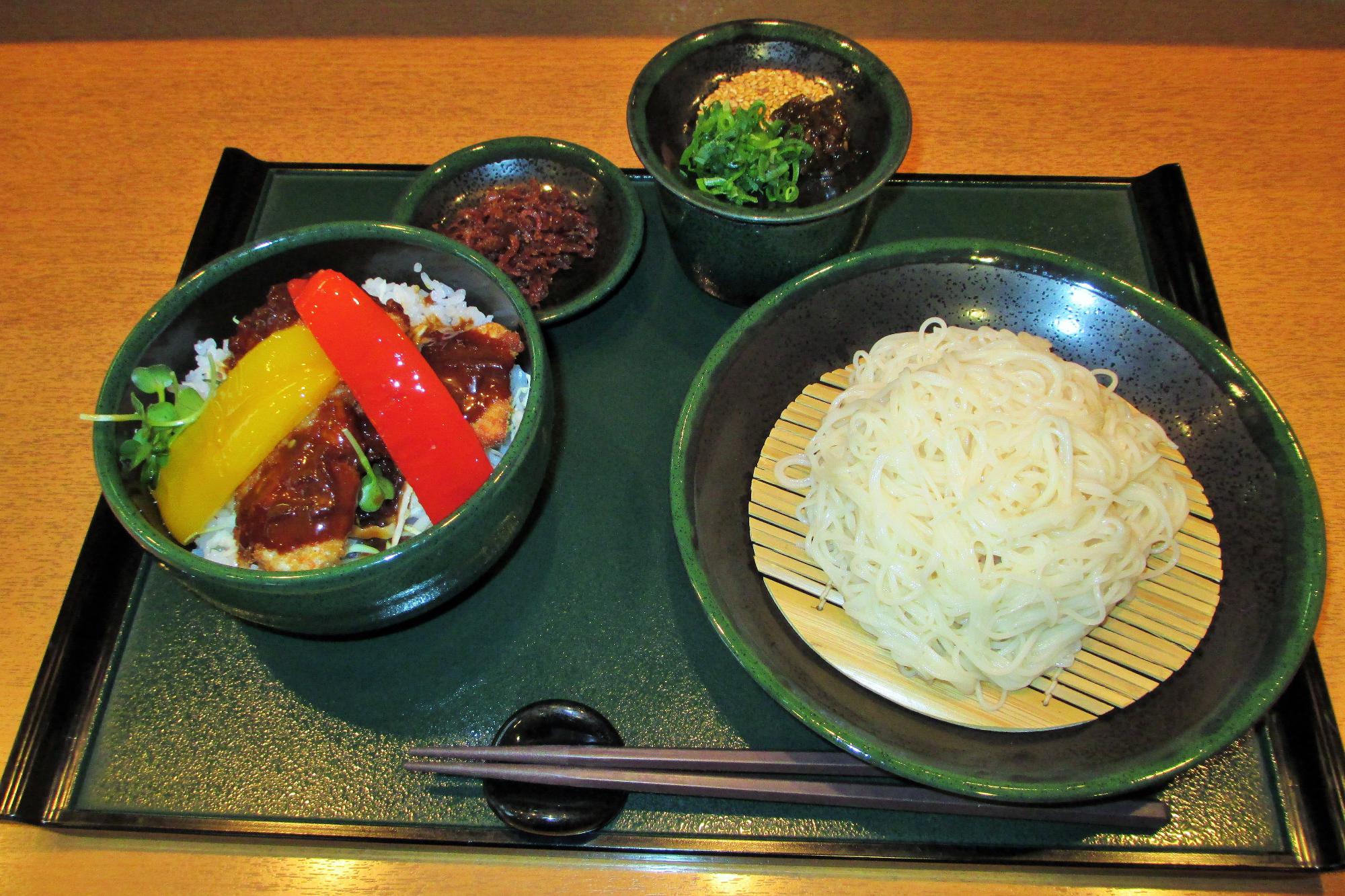 瀬戸よ志で食べることができるひしお丼セットの写真