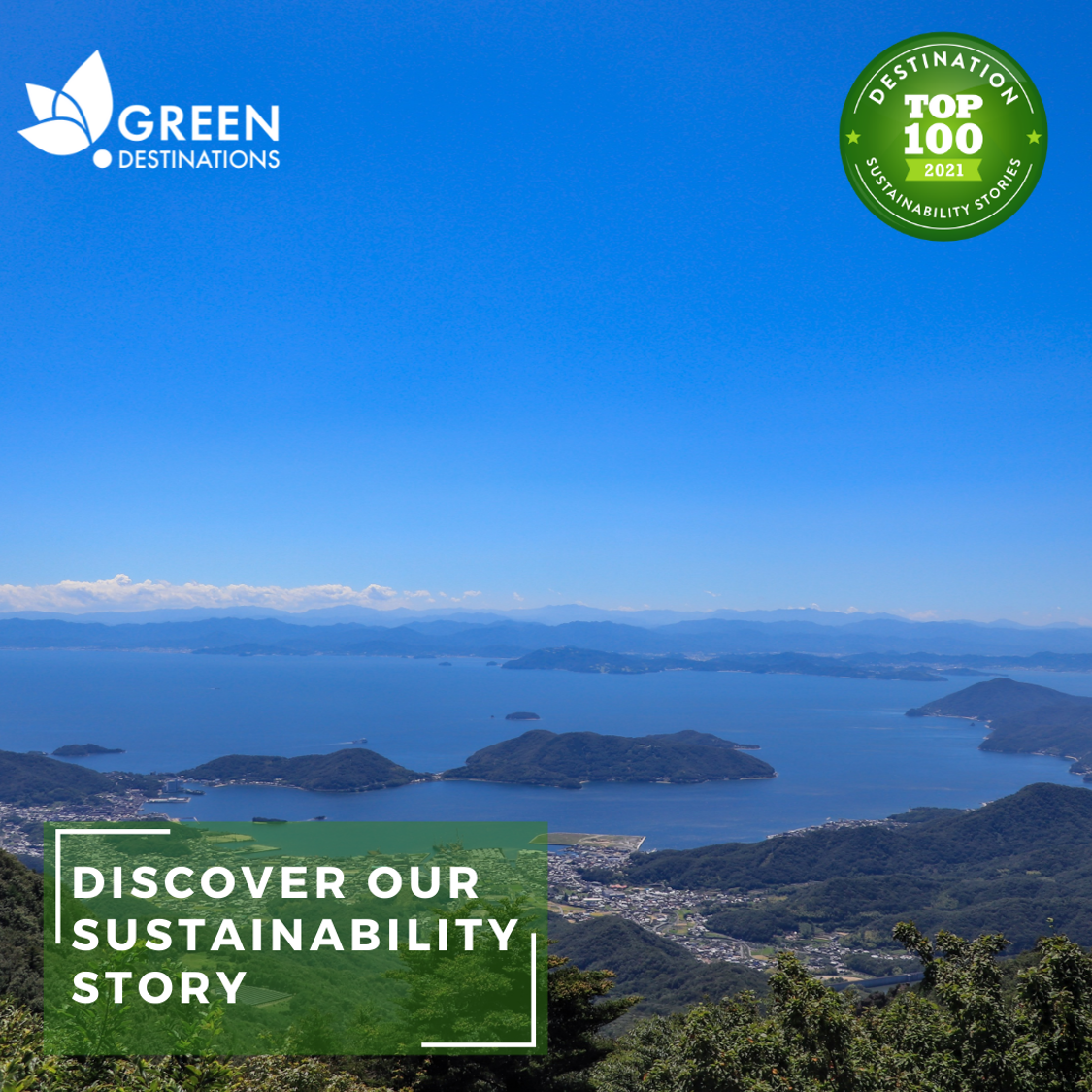 世界の持続可能な観光地TOP100選のロゴマークと山の上からの小豆島町の風景