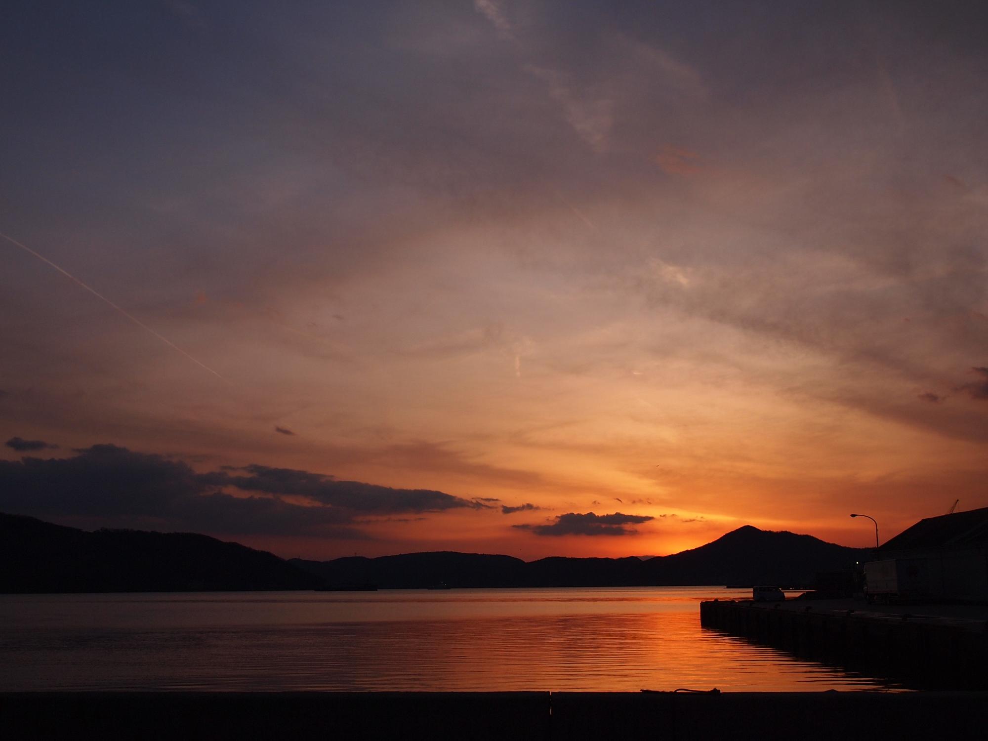 夕暮れ時の赤く染まった内海湾の写真