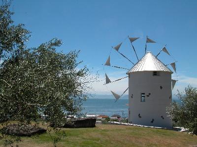オリーブ公園風車の写真