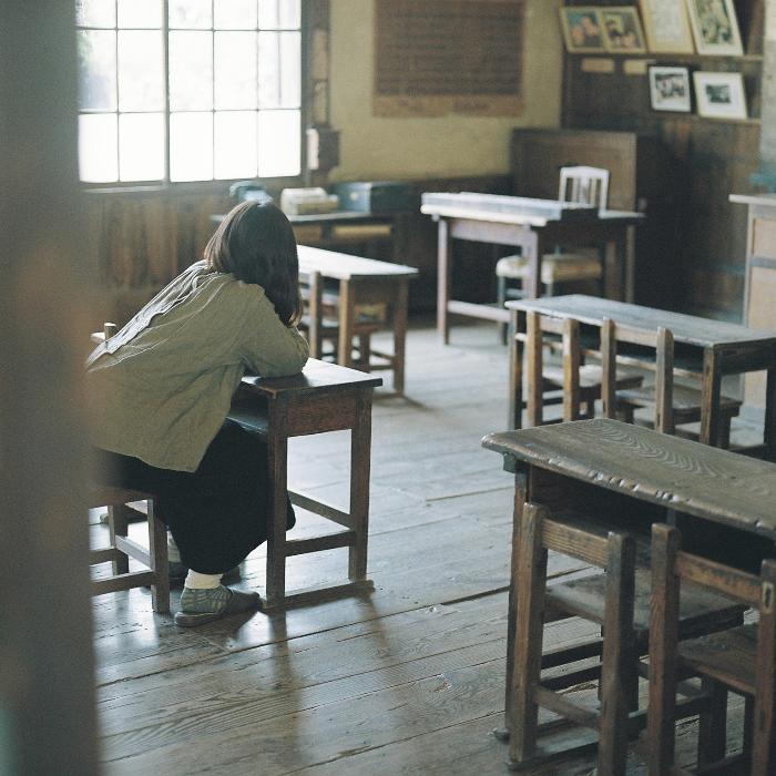 二十四の瞳映画村の木造校舎にたたずむ女性の写真