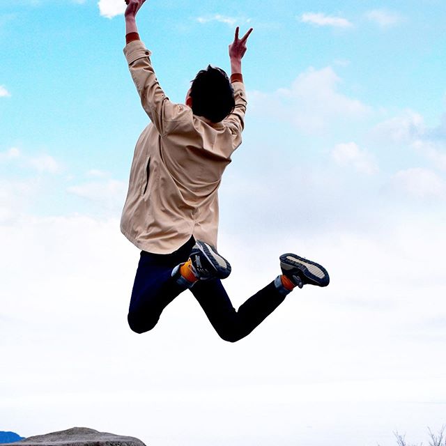 寒霞渓にある四方指で男性がジャンプしている写真