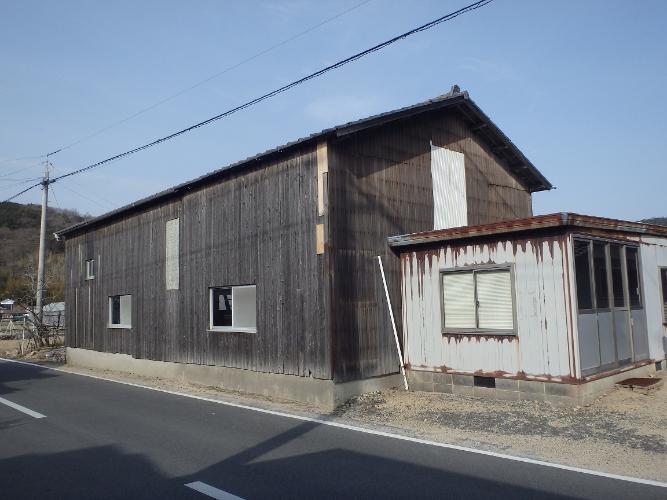 道路側から写した側面の窓4ケ所ある外観写真