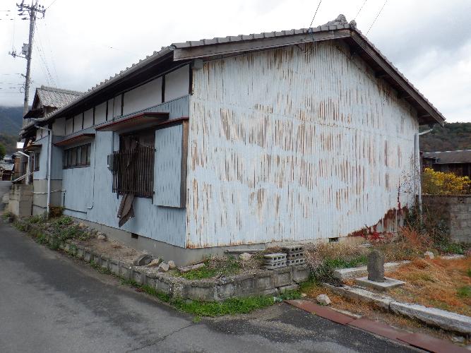 道路に面しており、瓦葺屋根造りの平屋の外観写真