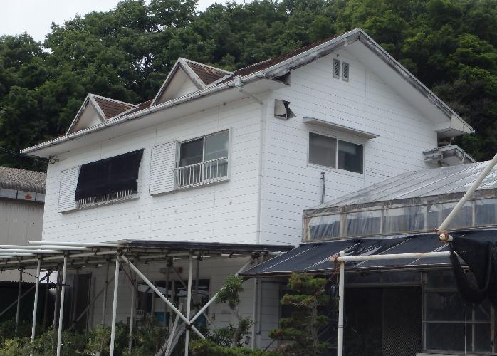 白い外壁の2階建て建物の外観写真
