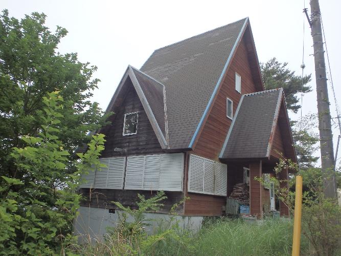ログハウス風の2階建ての家の外観写真