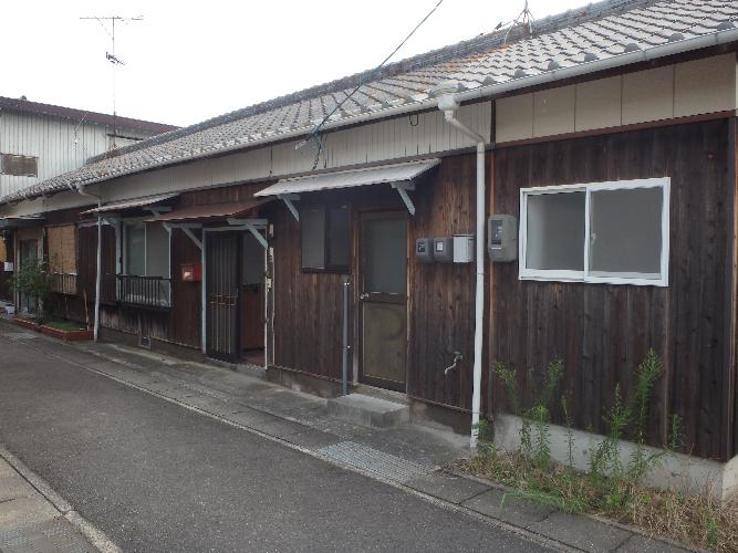 道路に面しており、横に長く続いている平屋の外観写真